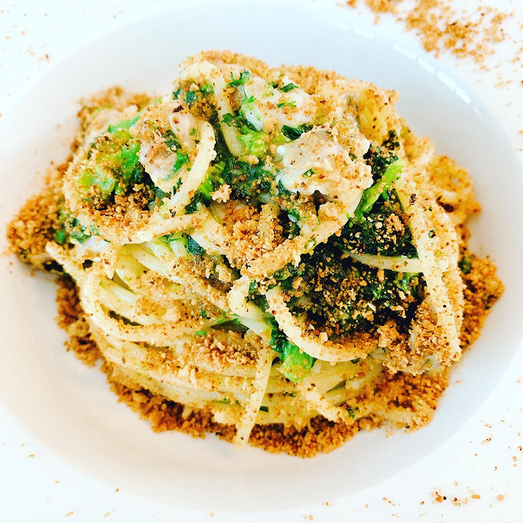 Spaghetti ai friarelli, vongole e taralli