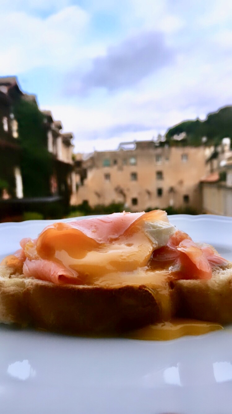 Pane Inglese con salmone affumicato e uovo