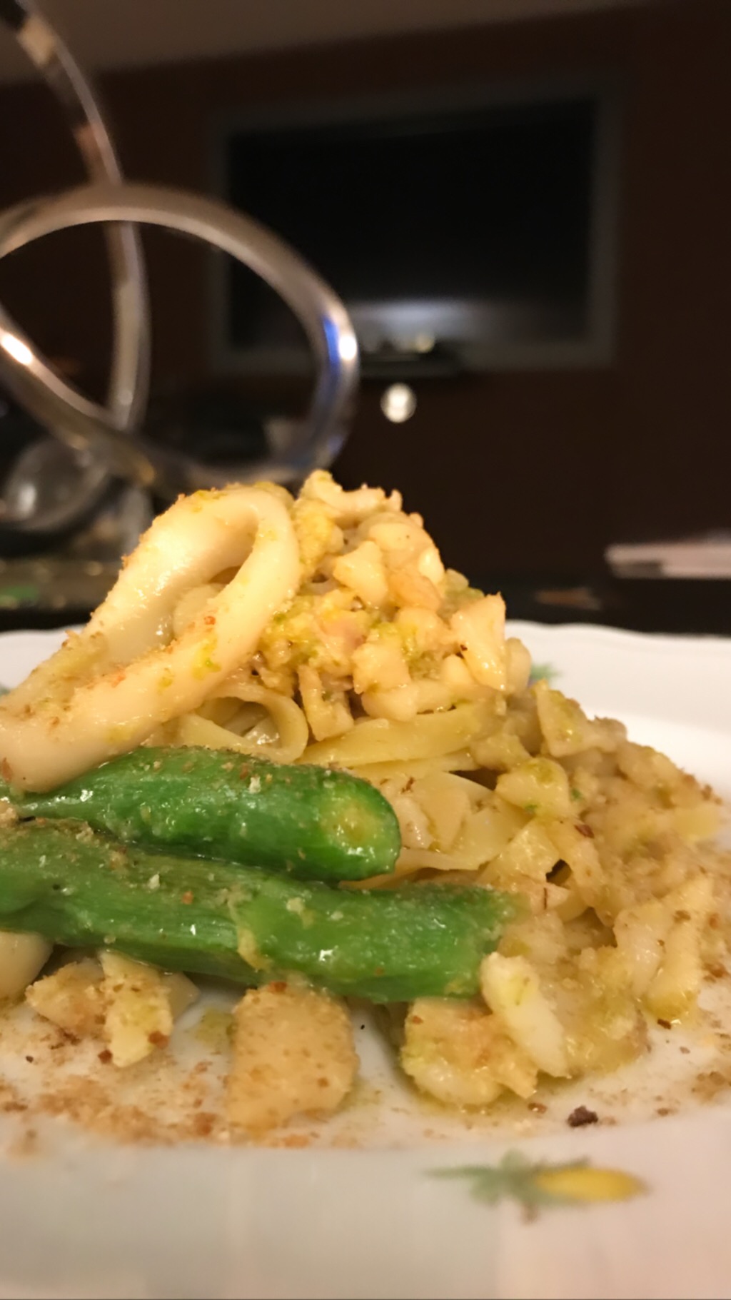Tagliolini al ragù di calamari, baby zucchine e gramola di pizza romanesca