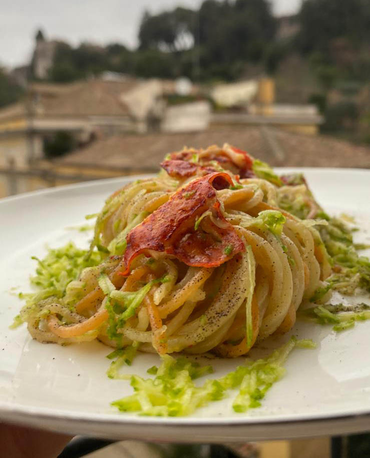 Spaghetti Verrigni con aglio, peperoncino, astice e zucchine romanesche
